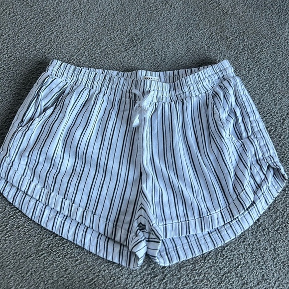 Women’s billabong shorts. Pockets. Size medium. - Picture 1 of 7